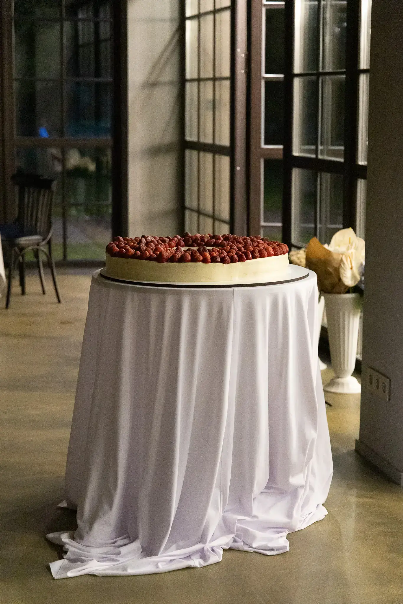 Одноярусный широкий свадебный торт