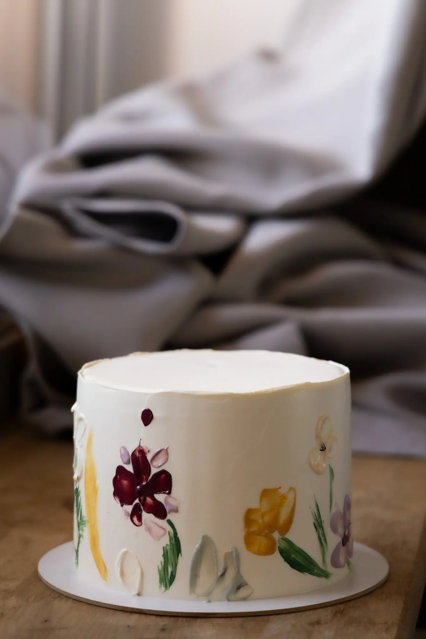 Торт с нарисованными цветами