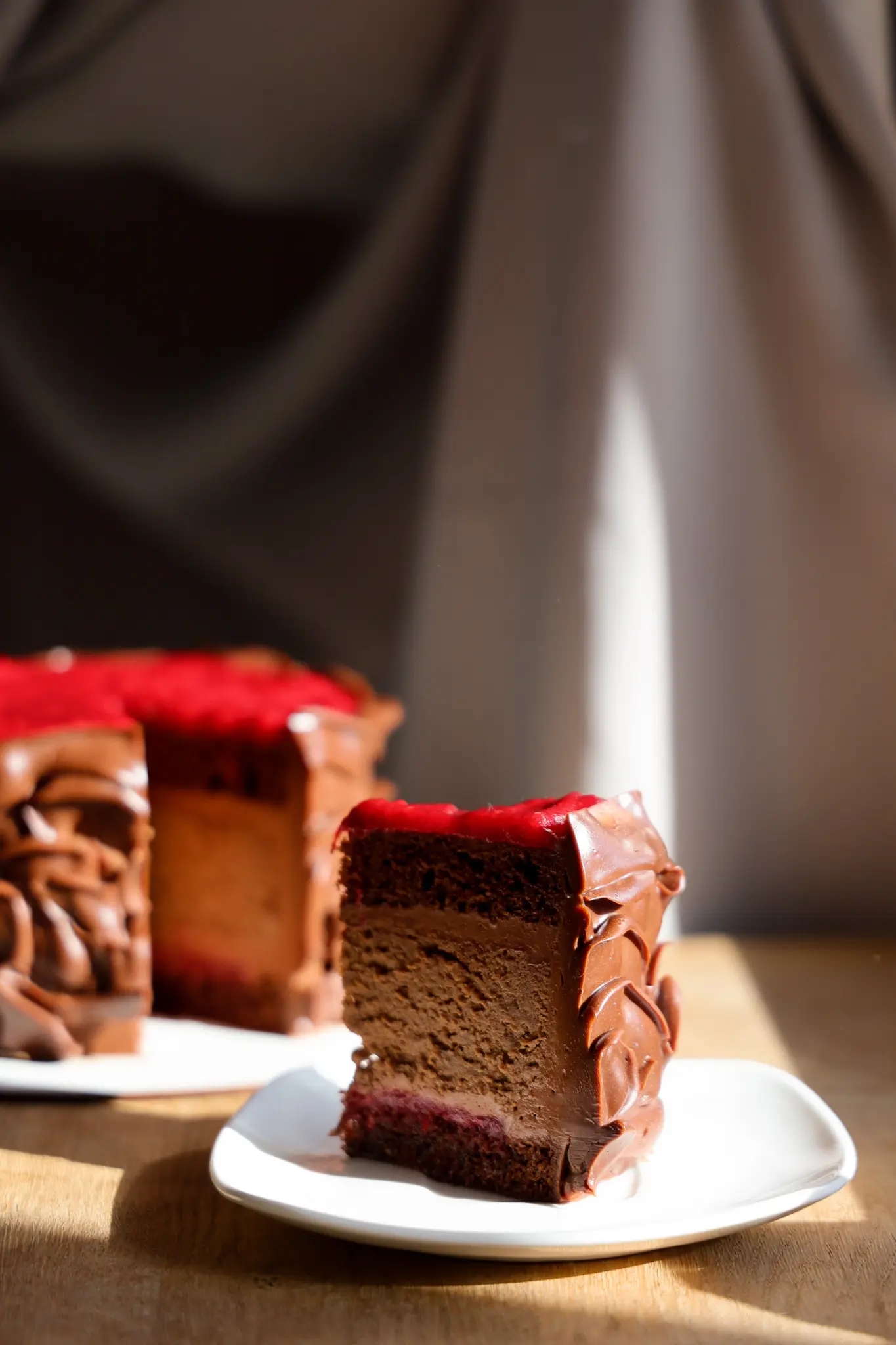 Шоколадный с малиной и розой