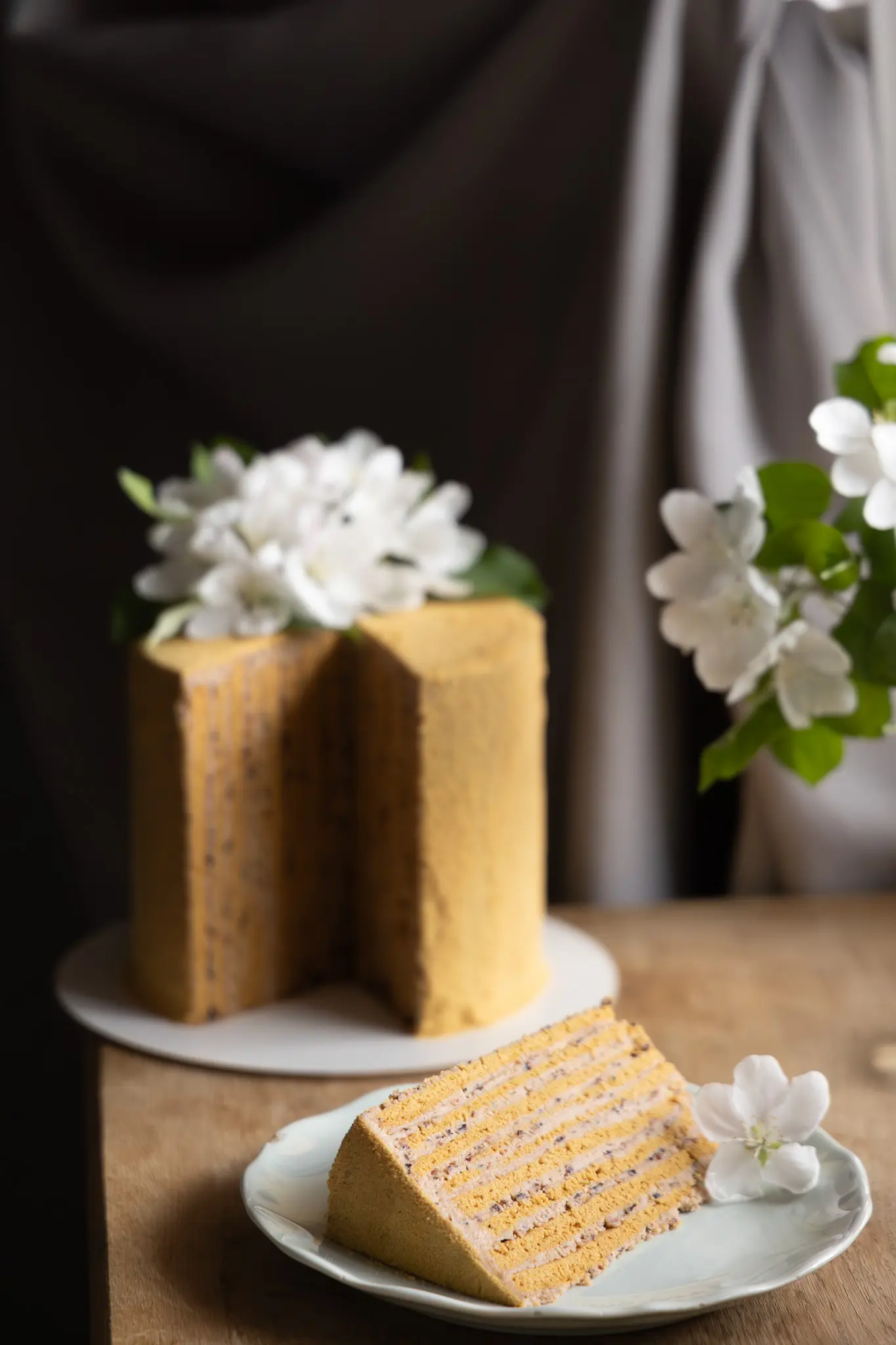 Медовый с грецкими орехами и черносливом